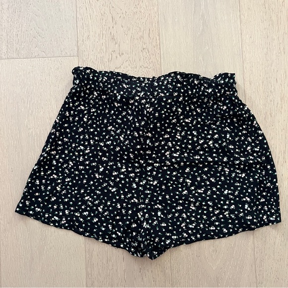 NWT Woman’s divided floral print shorts - size 10 - Picture 3 of 3